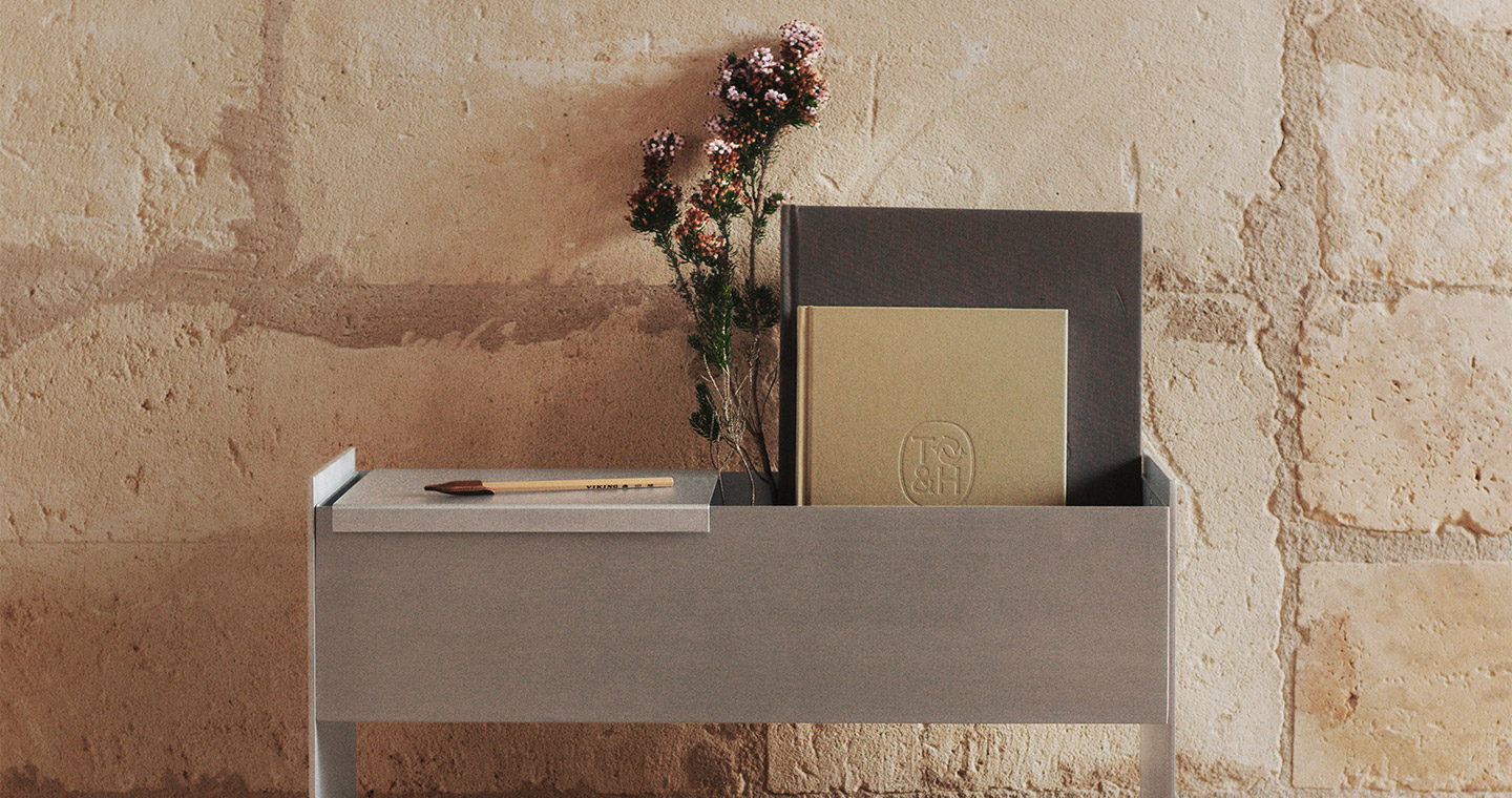 Lager Plant Box with Shelf