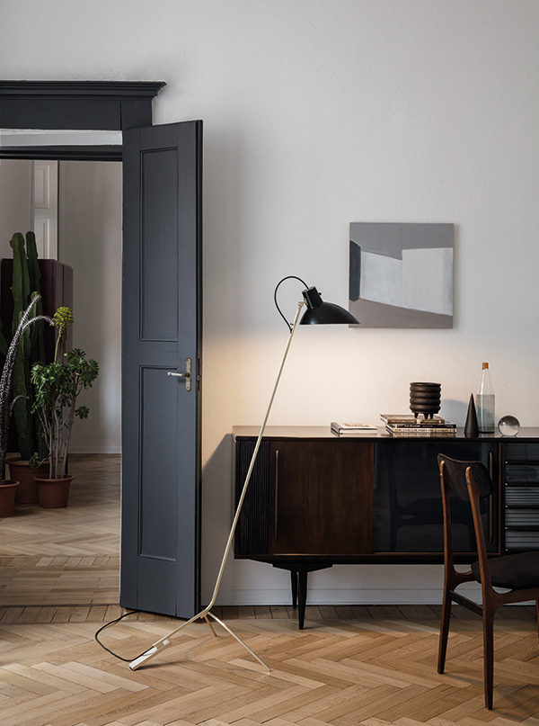 Astep Cinquanta Floor Lamp in a mid-century style room