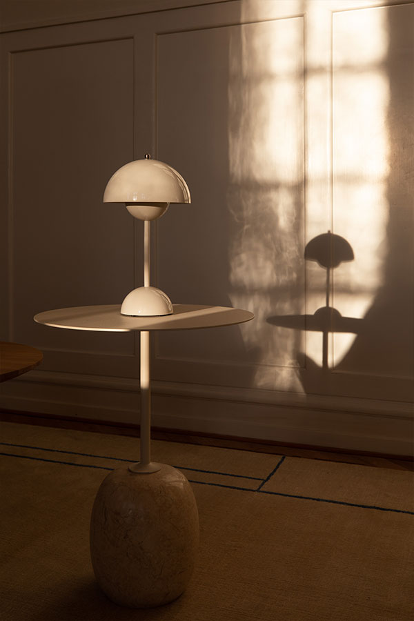 Sun shining on the &Tradition Lato side table and VP9 portable table lamp