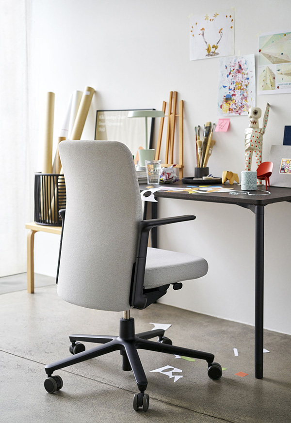 Vitra Pacific Office Chair in grey, next to a black desk