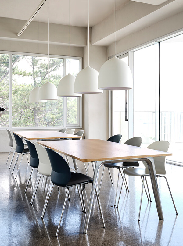 Fritz Hansen N02 recycle chairs around a dining table