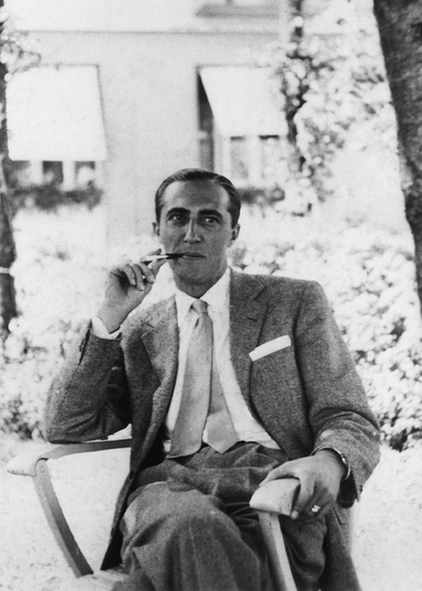 A black and white photograph of designer Gino Sarfatti