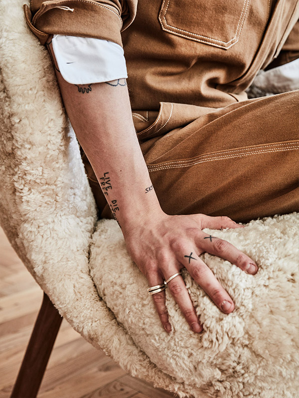 Close-up of the sheepskin on the &tradition little Petra lounge chair