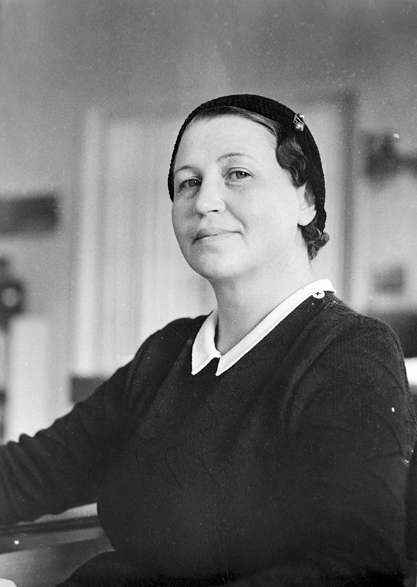 A black and white photo of Aino Aalto