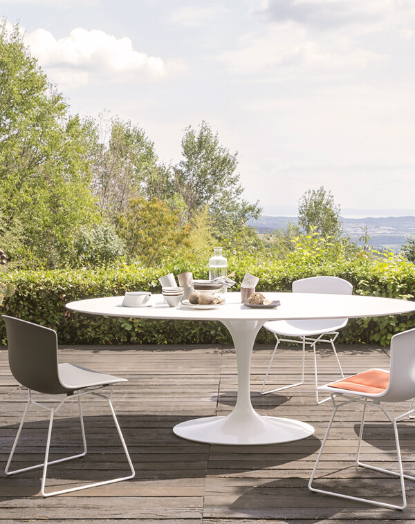Patio with Knoll Saarinen Tulip Outdoor Table and chairs