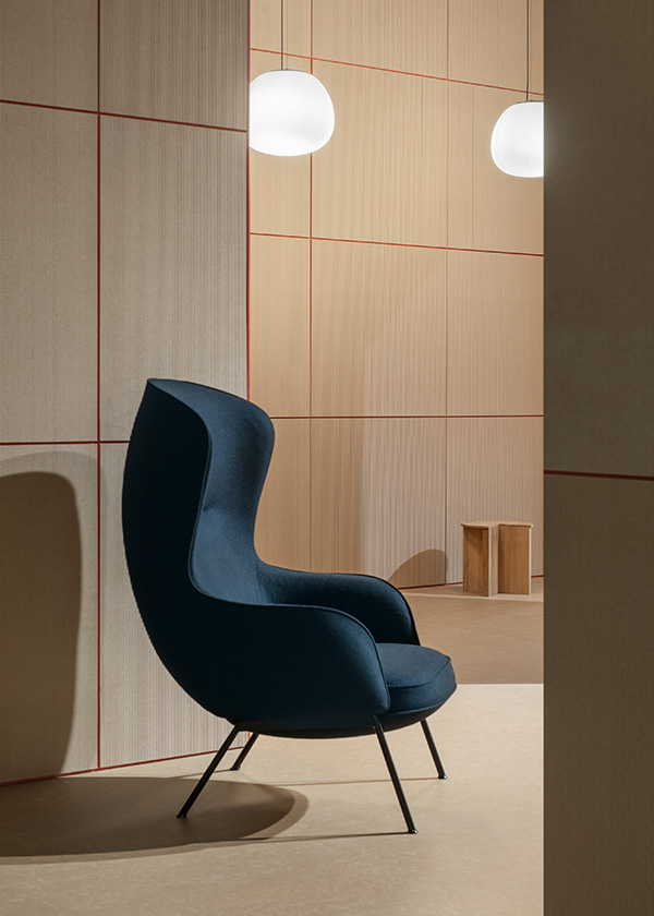 Fogia Mame lounge chair in dark blue