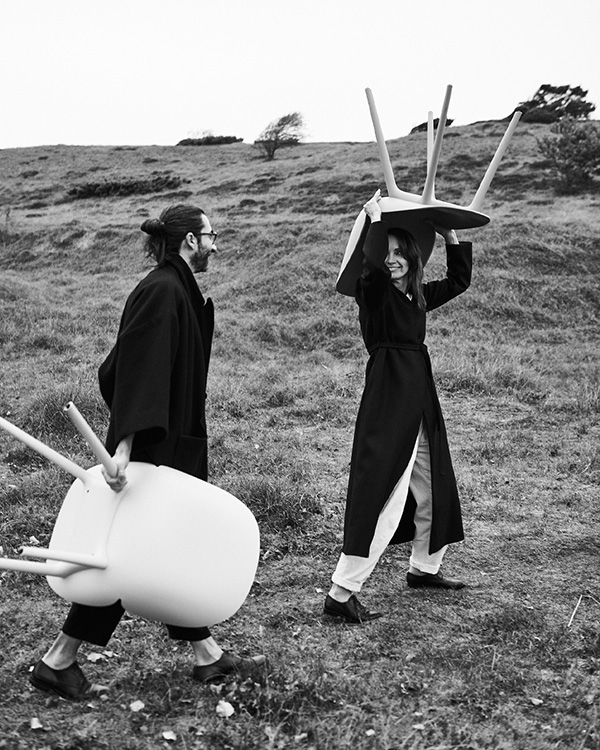 Stine Gam and Enrico Fratesi carrying the Beetle Outdoor Dining Chairs