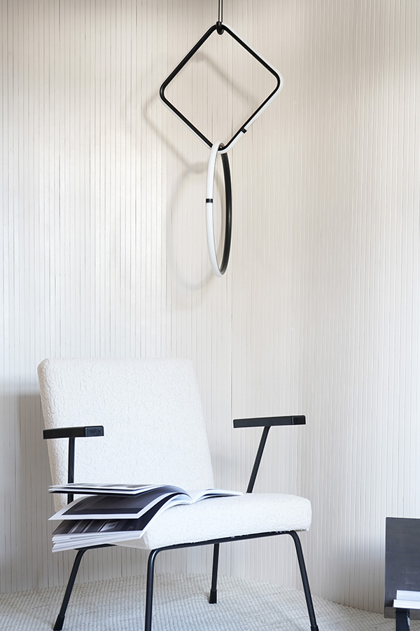FLOS Arrangements Light above a white armchair
