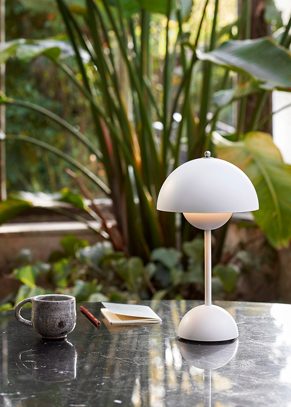 &Tradition Flowerpot VP9 Table Lamp in white on a dining table