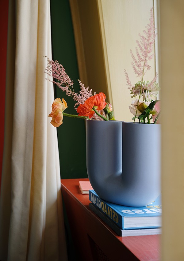Muuto Kink Vase with a flower arrangement