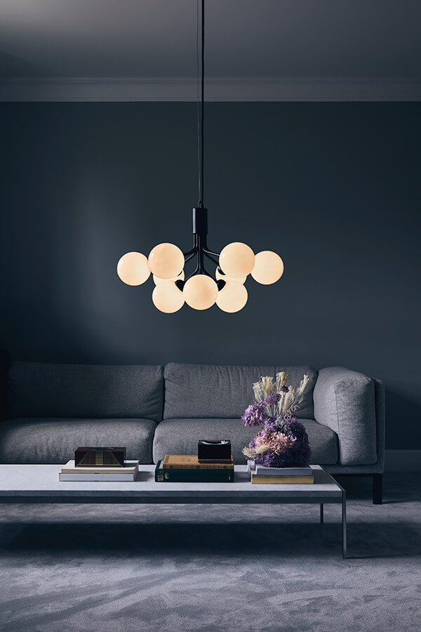 Nuura Apiales 9 chandelier in a dark living room