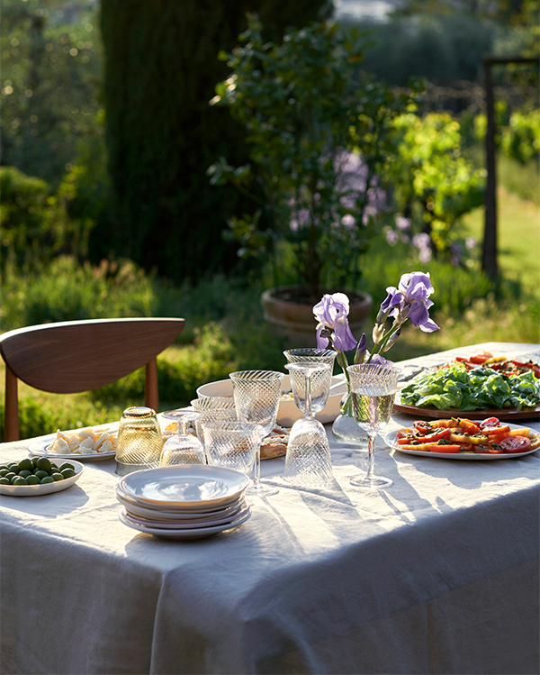 andtradition outdoor summer dining table setting