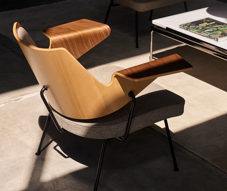 &Tradition RD8 RFH Lounge Chair in shadow setting 