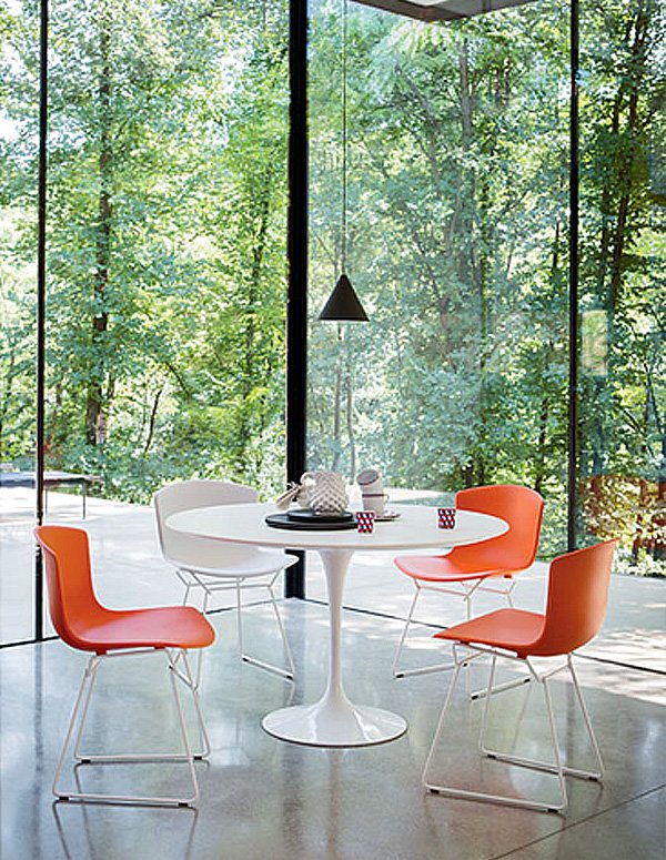 Round Knoll Tulip Dining Table in modern home