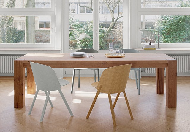 e15 BIG FOOT solid oak dining table paired with modern CH04 HOUDINI chairs in a bright room with parquet floor