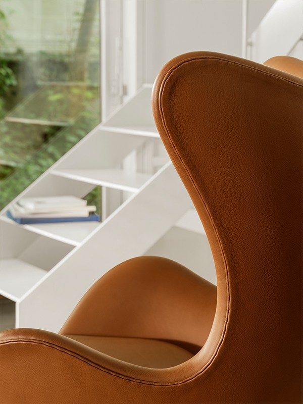Fritz Hansen Egg Chair Leather - Detail of curved silhouette