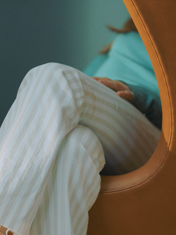 Fritz Hansen Egg Chair Leather - Detail of curved silhouette