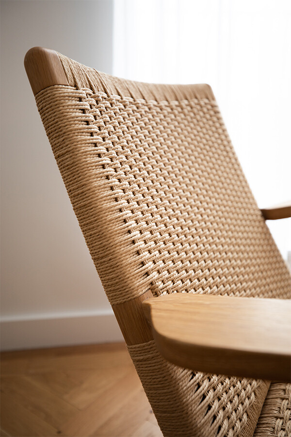 Detail shot of the Carl Hansen CH25 Lounge Chair