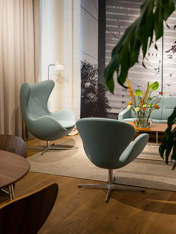 1960 SAS inspired version of the Egg and Swan chair from Fritz Hansen
