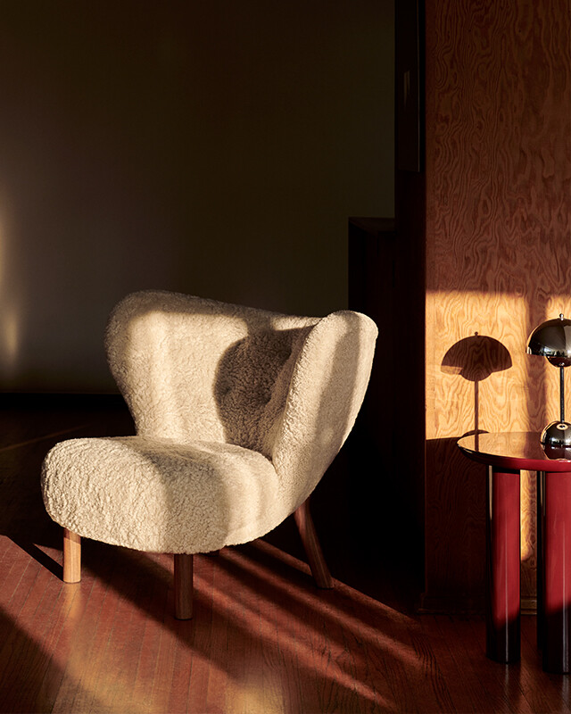&Tradition VB1 Little Petra Lounge Chair in sunlit setting with the shadows cast by the VP9 Table Lamp
