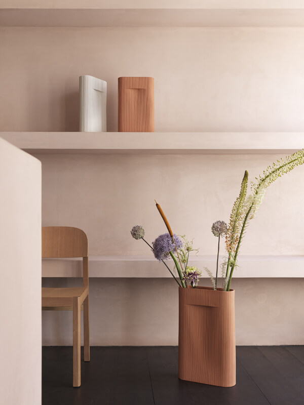 Muuto Ridge Vase in rust with flowers