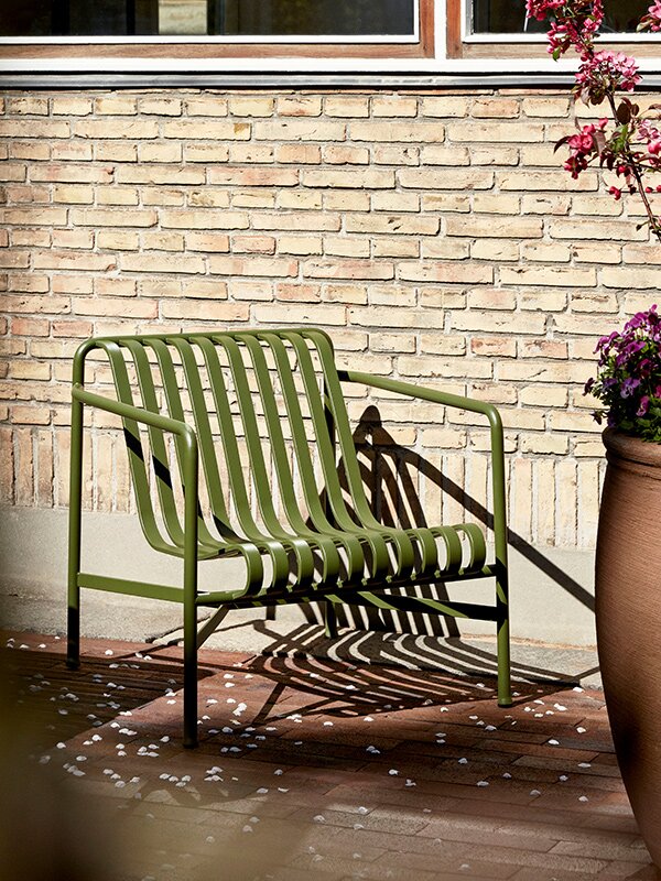 Hay Palissade Lounge Chair in the back version placed outdoors