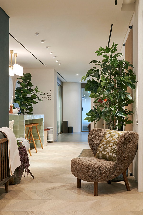 Interior featureding the &Tradition Little Petra Lounge Chair