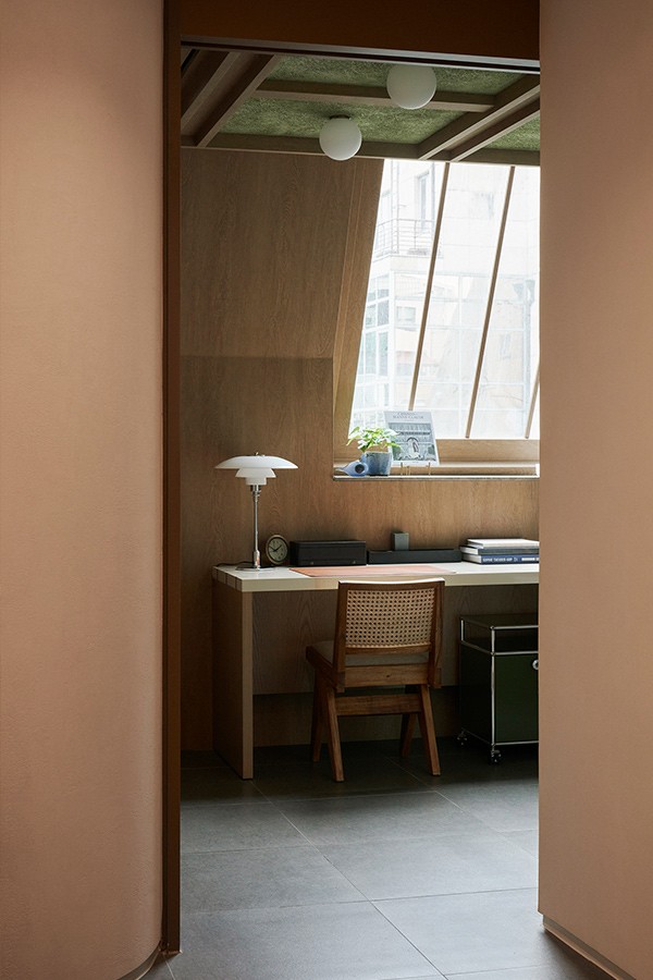 Interior featuring a Louis Poulsen PH 3½-2½ Glass Table Lamp on a desk