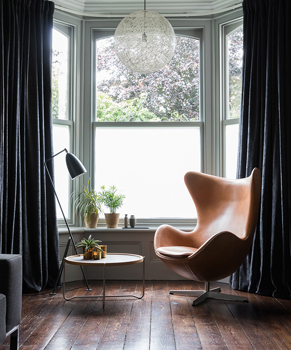 Leather Fritz Hansen Egg Chair with Moooi Random Light