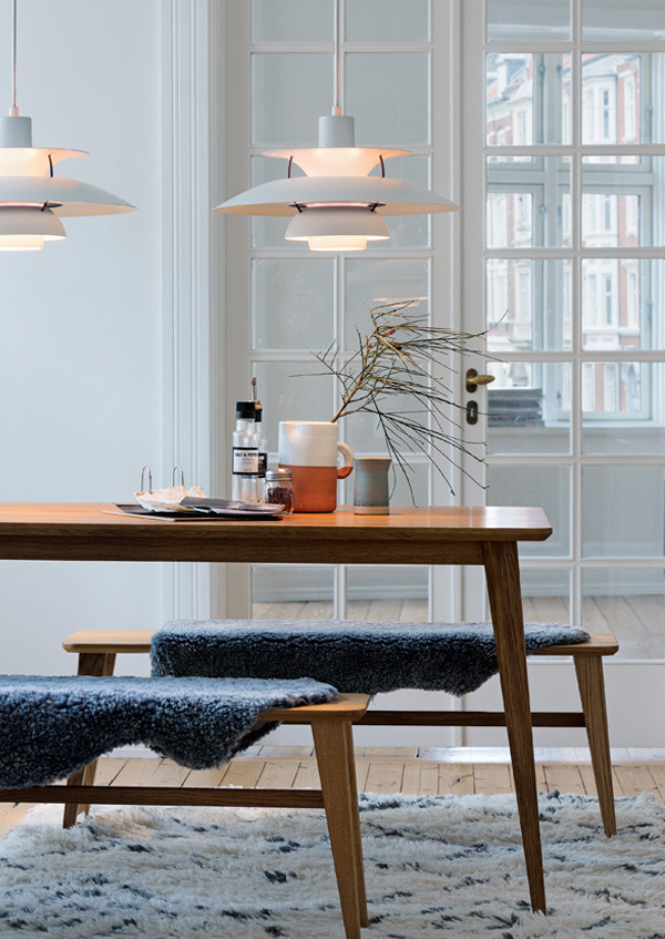 2 Louis Poulsen PH5 Lamps in classic white above a dining table