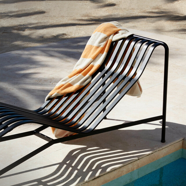 HAY Palissade Palissade Chaise Longue in black by the poolside