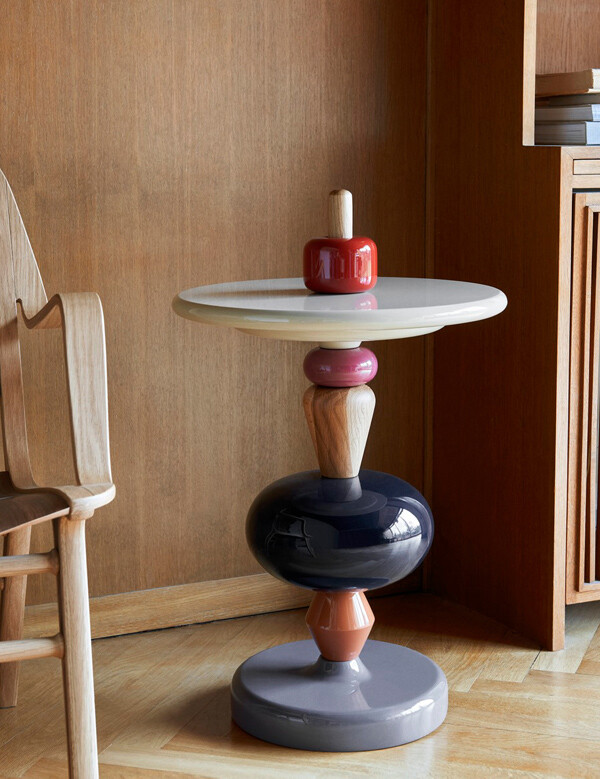 &Tradition MH1 Shuffle Table in a wooden interior