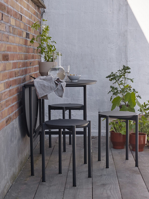 Skagerak Picnic Outdoor Dining Set in a garden