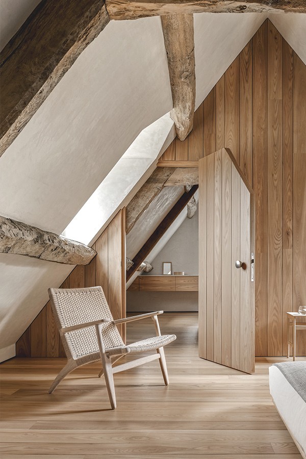 Oak Carl Hansen CH25 Lounge Chair in an attic room