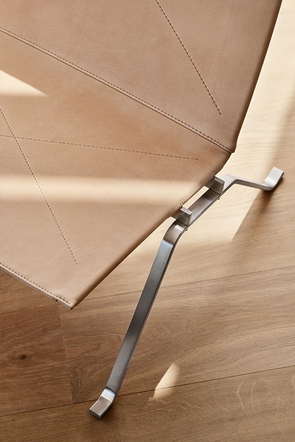 Clsoe up detail of Fritz Hansen PK22™ Lounge Chair in Rustik Leather