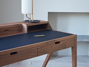 Dare Studio Katakana Desk