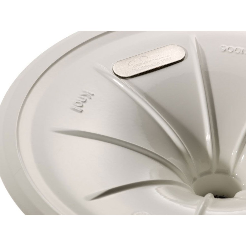 Buy the Knoll Studio Saarinen Tulip Table and Cesca Chair Dining Set