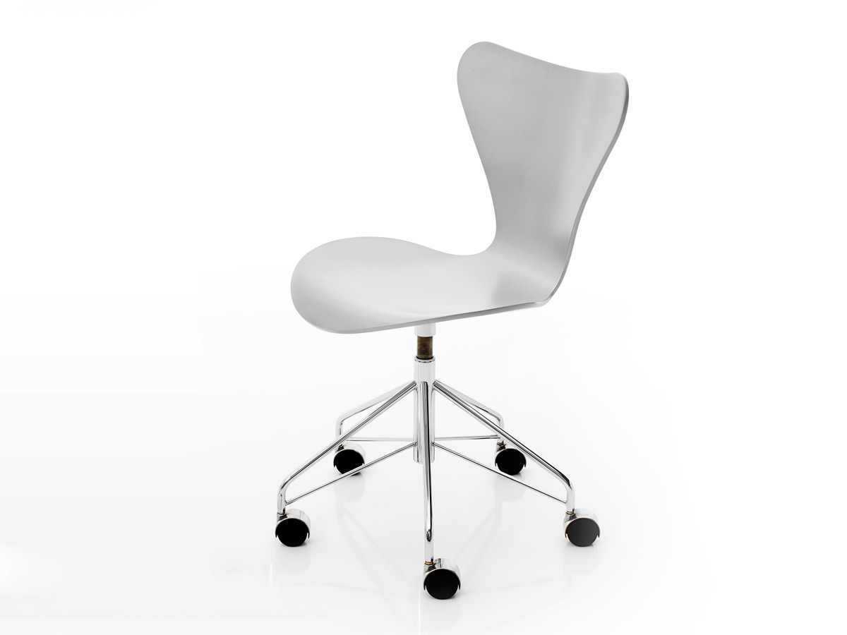 Fritz Hansen Series 7 Swivel Chair