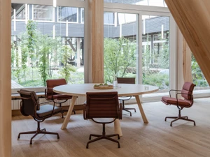 Vitra Eames EA 207 Soft Pad Chair