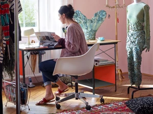 Vitra PACC Eames Plastic Swivel Chair RE