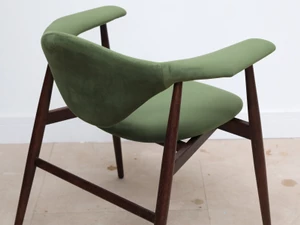  GUBI Masculo Dining Chair - Green Fabric - Ex-Display