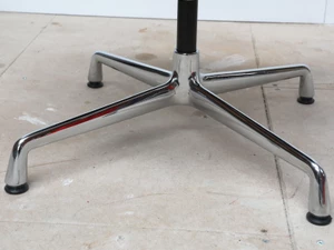 Vitra Eames EA 105 Aluminium Chair - Leather - Ex-Display